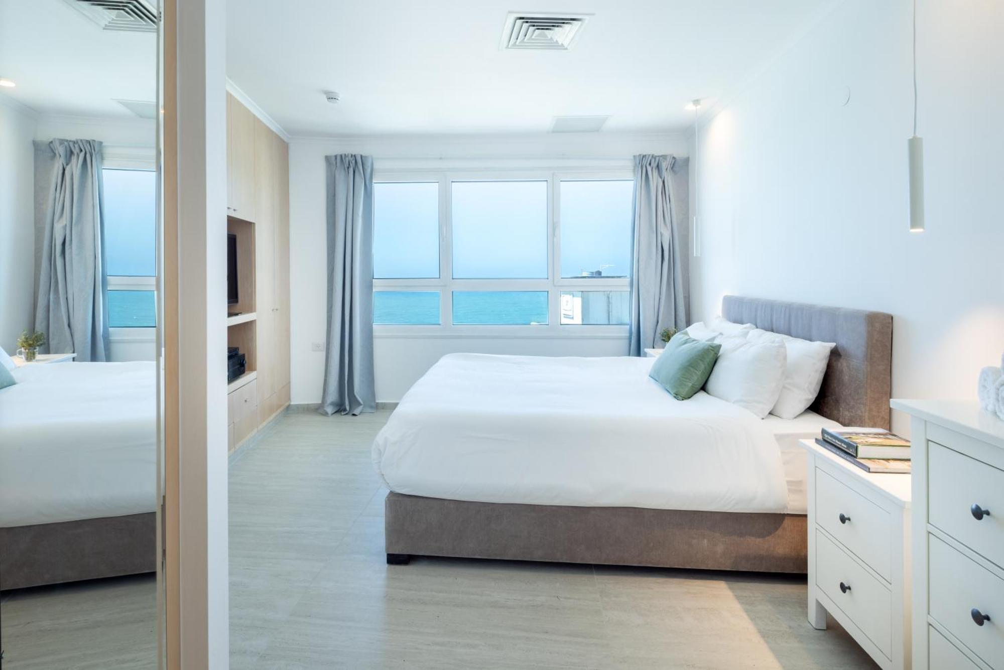 Superb Beachfront Apartments With Shelter By Sea N' Rent Tel Aviv Exterior foto