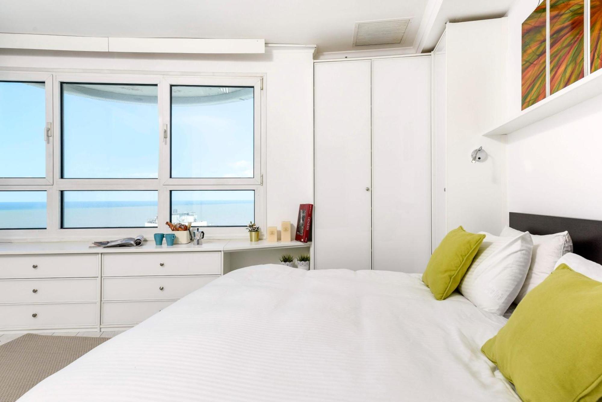 Superb Beachfront Apartments With Shelter By Sea N' Rent Tel Aviv Exterior foto